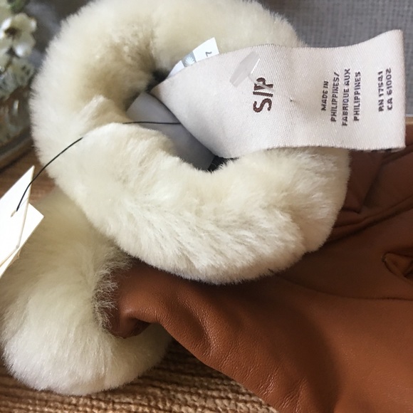 Reserved , UGG, Genuine Leather Shorty Tech Gloves - Picture 4 of 5